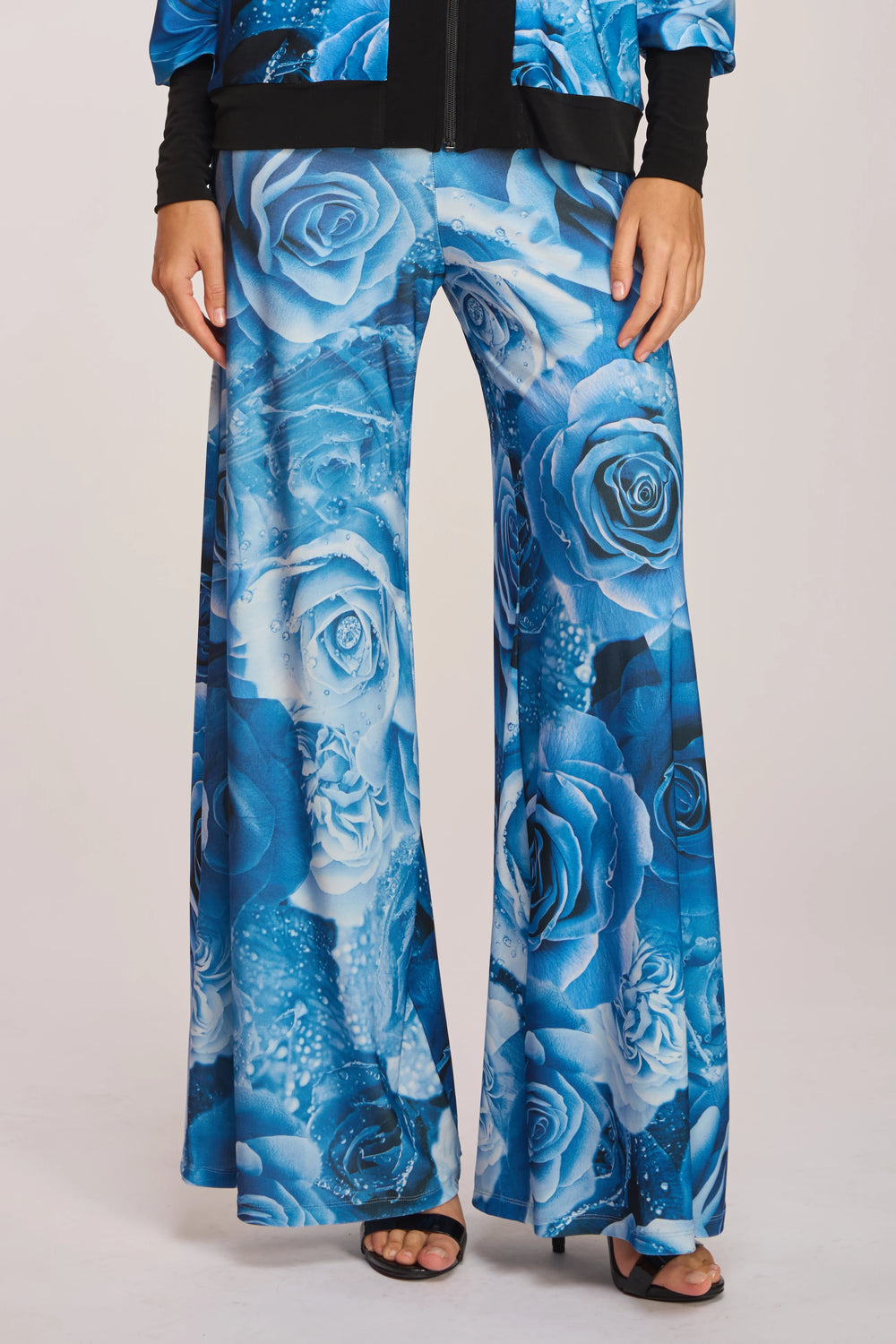 Lola Pant Porto Print close up front waistband and pleat detail